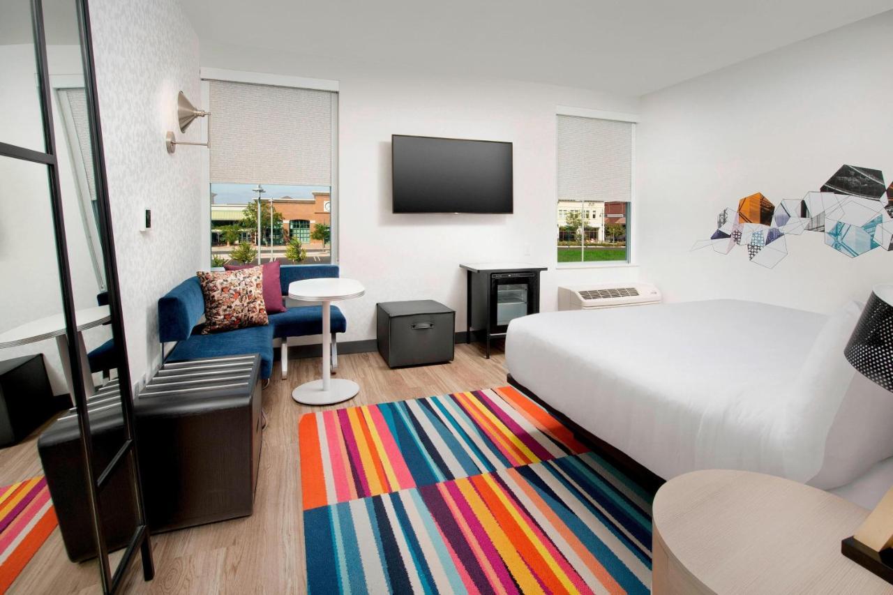 Aloft Omaha West Hotel Bagian luar foto